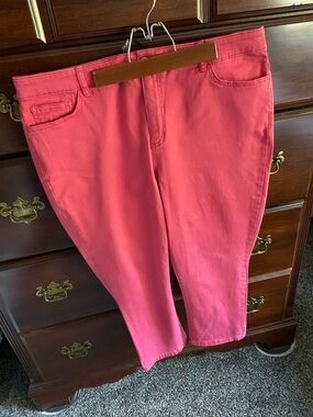 CHAPS brand capris, size 14. Coral orange is a terrific color!